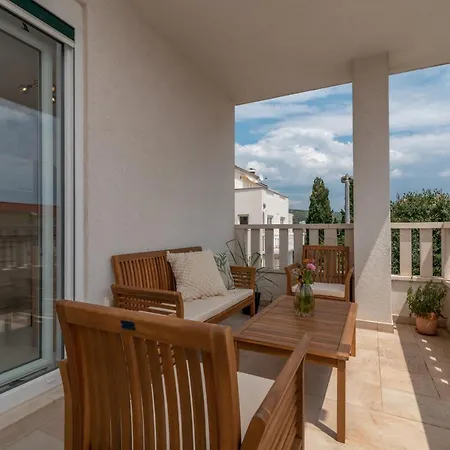 Apartamento Modern Sinisa, With Terrace Trogir